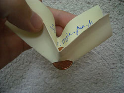 tour de magie : la pice transperce du papier sans le dchirer